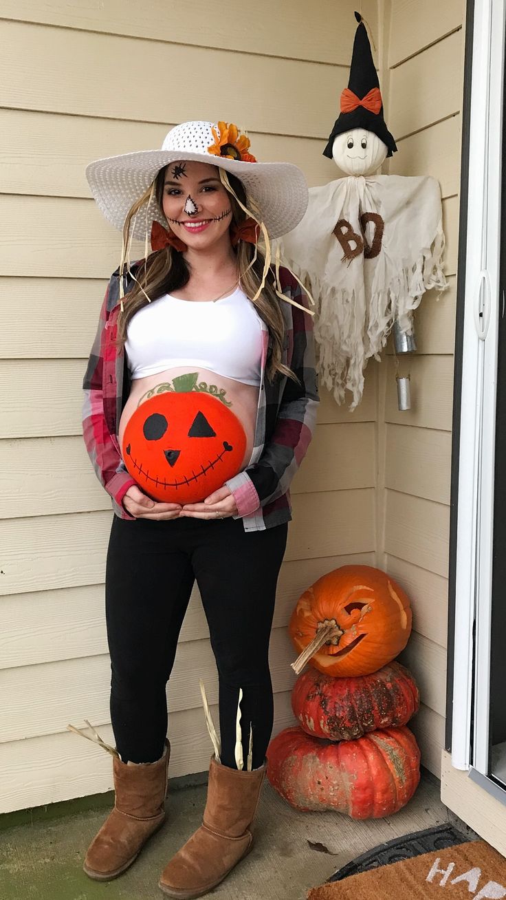 Halloween 2018 with my little pumpkin 👻🎃 •• #halloween #halloweenmakeup #halloweencostumes #halloweendiy #babybump #pumpkinbelly #scarecrow #baby #babygirl #halloweenbabybump