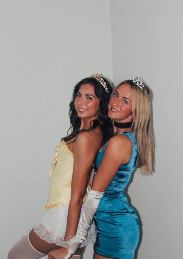 32 Iconic Duo Halloween Costumes For Best Friends