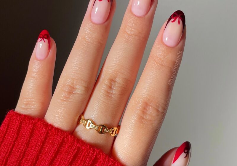 21 Elegant Christmas Nails To Try This Year