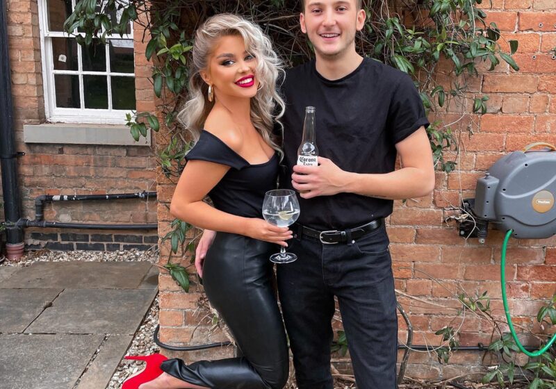 23 Easy Couple Halloween Costumes