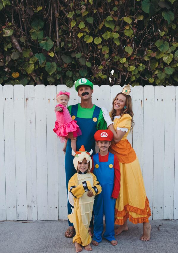 15 Cheap Family Costume Ideas You Can’t Go Wrong With This Halloween